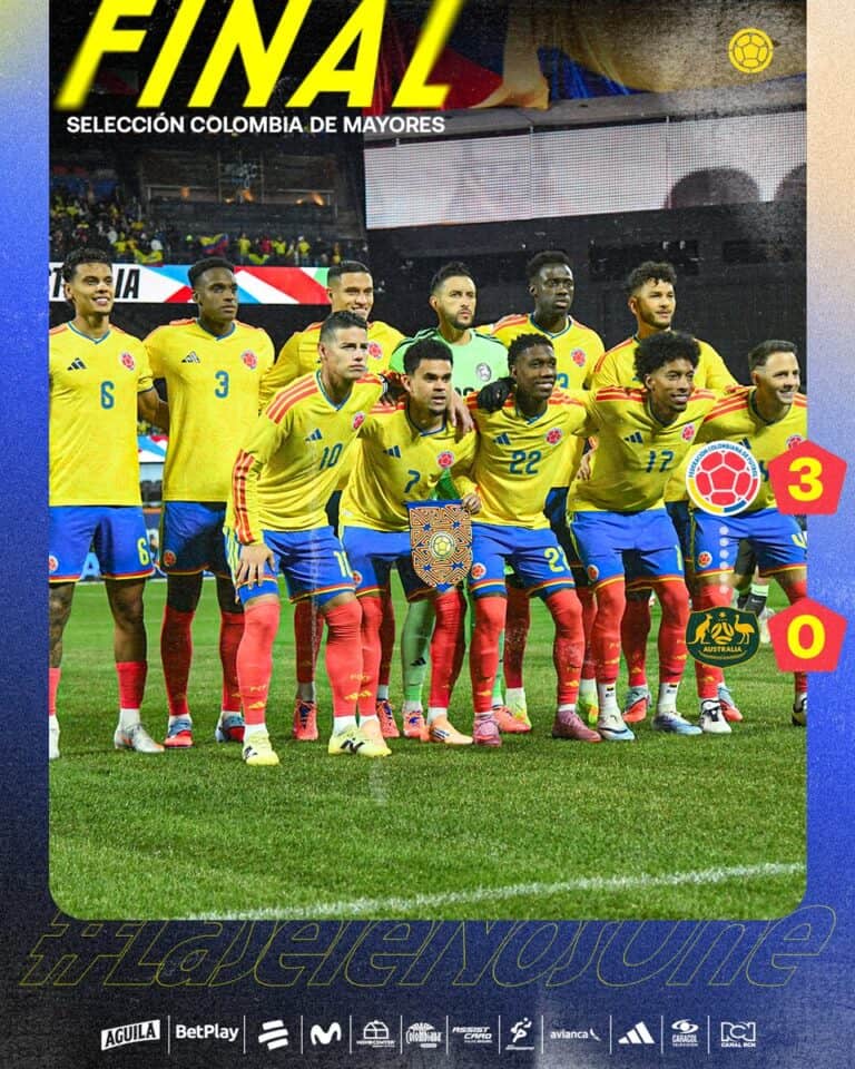 Seleção colombiana de futebol no campo após vencer semi final contra Austrália.