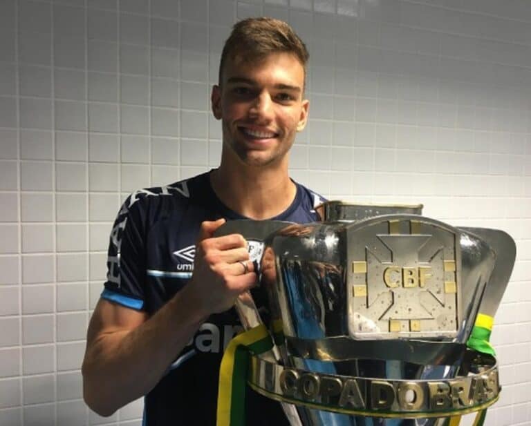 Campeão segurando troféu da Copa do Brasil.