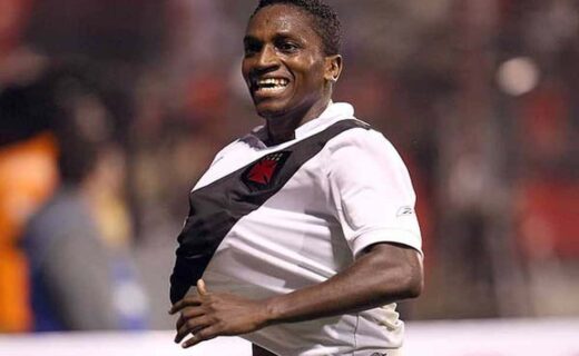 Jogador do Vasco comemorando placar.