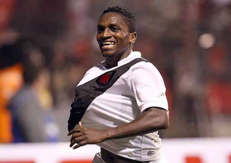 Jogador do Vasco comemorando placar.