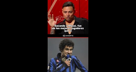 Jogador do Vasco segurando uma camisa azul e preta.