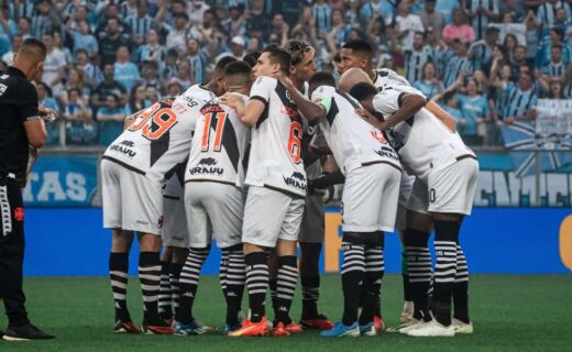 Jogadores do Vasco comemorando homenagem no campo.