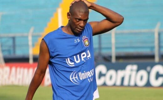 1. Jogador do Vasco em treino 2. Jogador do Vasco emocionado após partida 3. Jogador do Vasco no campo de futebol com expressão pensativa.
