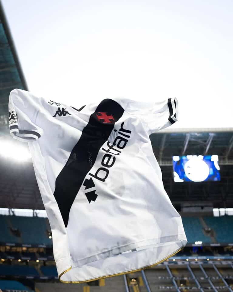 ALT: Camiseta do Vasco voando no estádio.