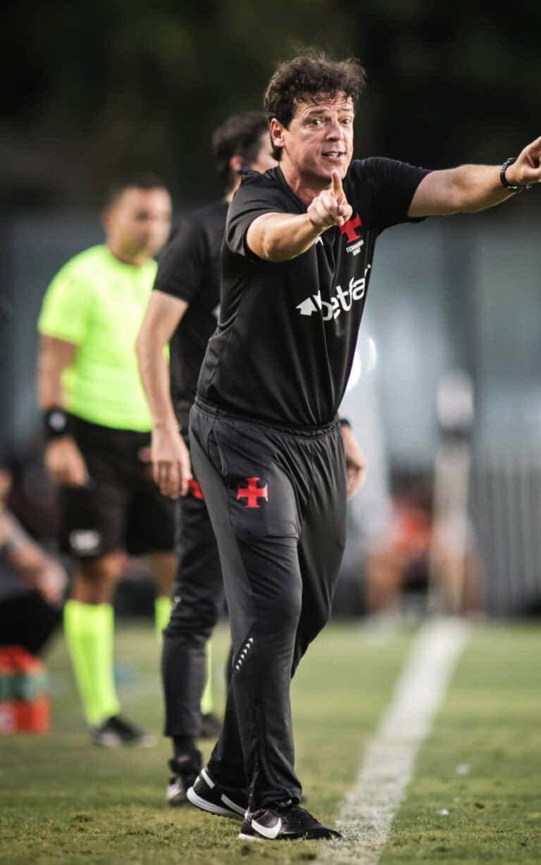 Agressor técnico do time Vasco na linha de campo.