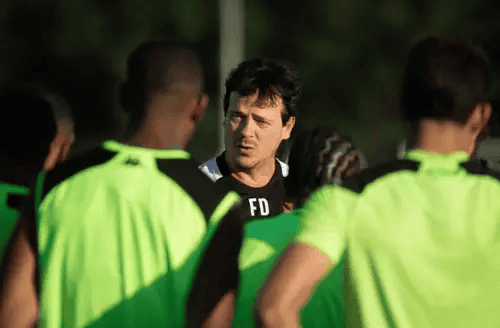 Treinador orientando jogadores na orientação técnica.