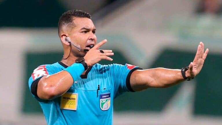 Árbitro de futebol durante partida, em ação.