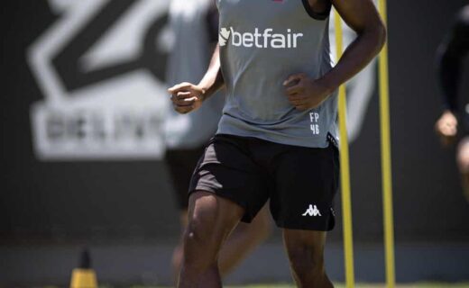 01. Jogador do Vasco treinando com bola.