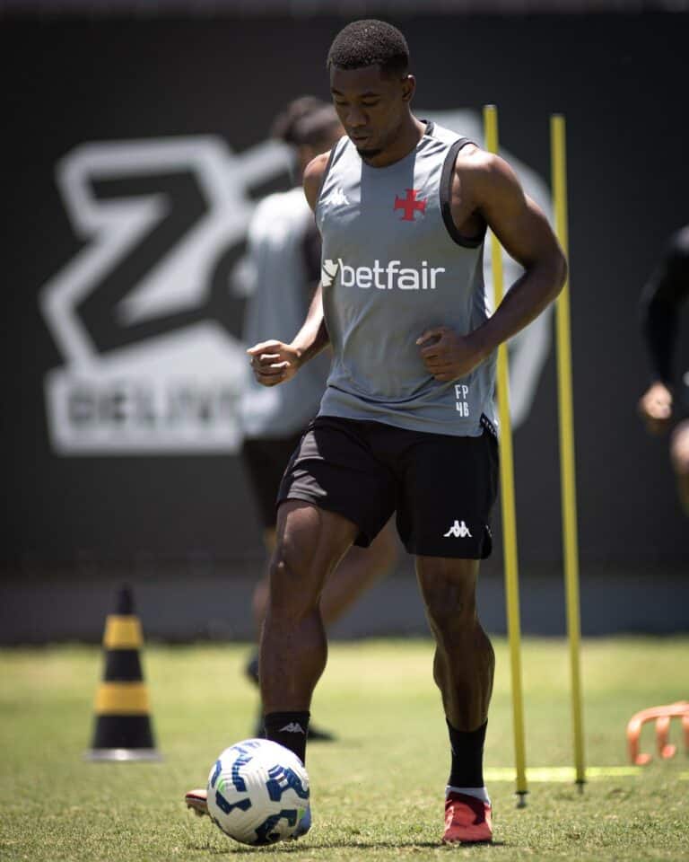 01. Jogador do Vasco treinando com bola.
