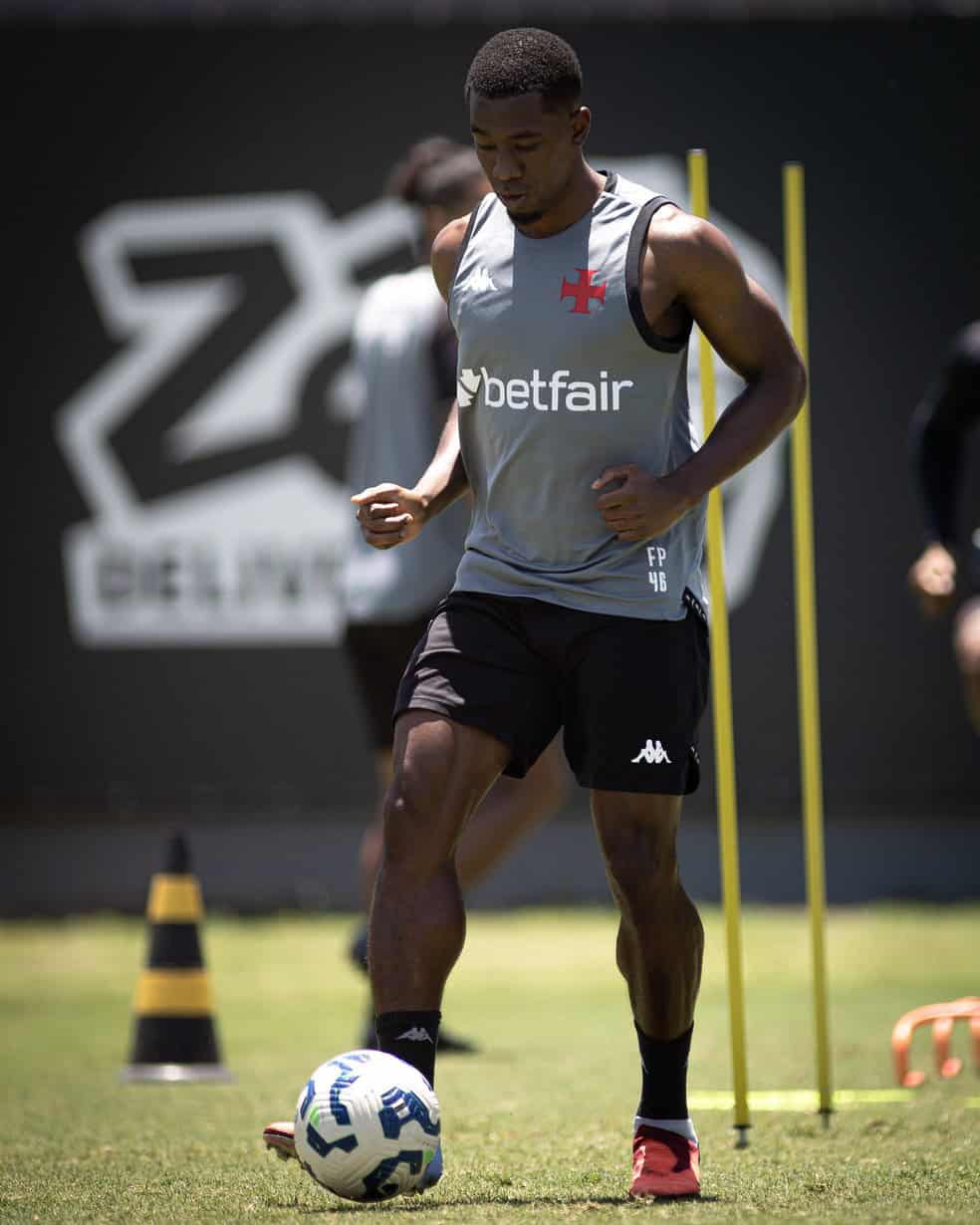 1. Jogador em treinamento com bola.