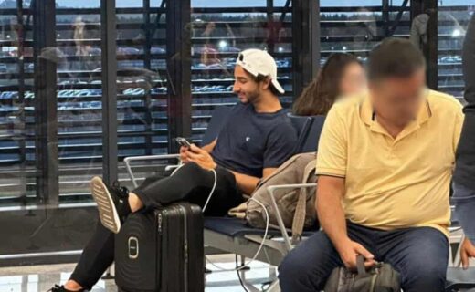 1. Jovem usando camiseta azul e boné branco.