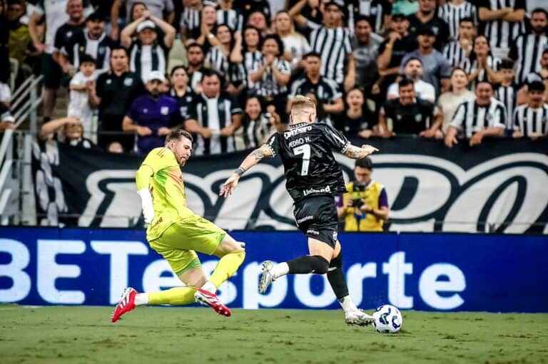 1. Jogador do Vasco driblando goleiro adversário.