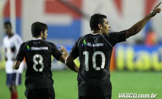 1. Jogador comemorando gol do Vasco.