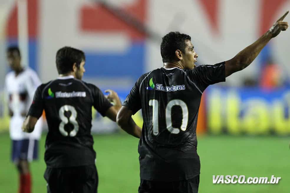 1. Jogador comemorando gol do Vasco.