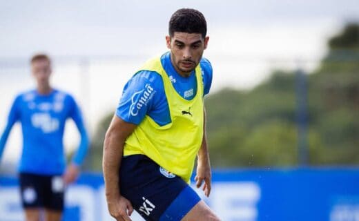 Futebolista treinando com uniforme do Vasco da Gama.