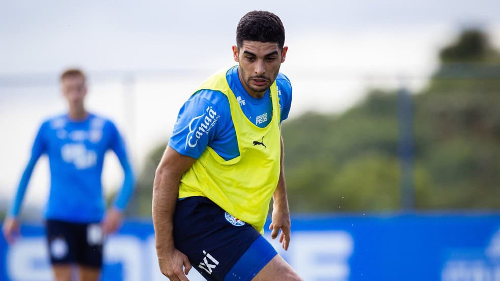 Futebolista treinando com uniforme do Vasco da Gama.