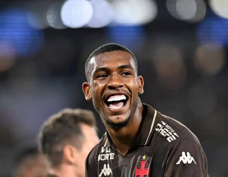 1. Jogador do Vasco sorrindo.