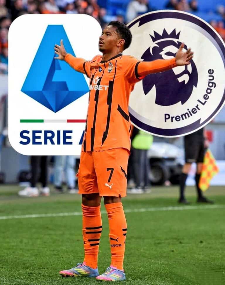 1. Jogador do Vasco comemorando no estádio.