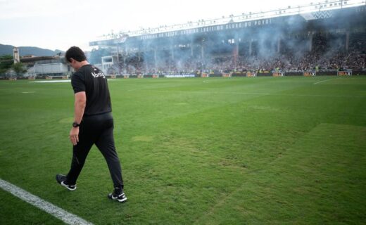 1. Corpo técnico do Vasco no campo.