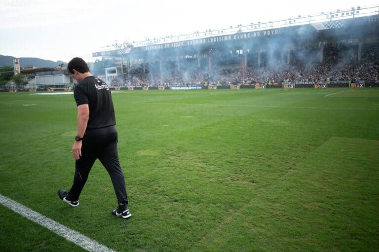 1. Corpo técnico do Vasco no campo.