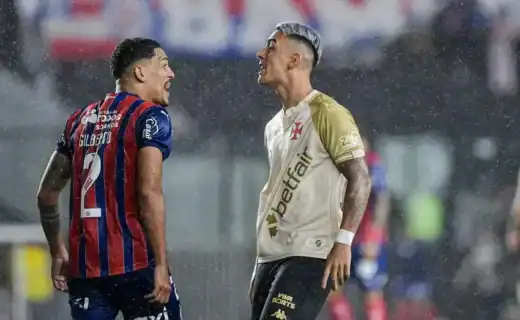 1. Jogadores do Vasco em disputa em campo choveu.