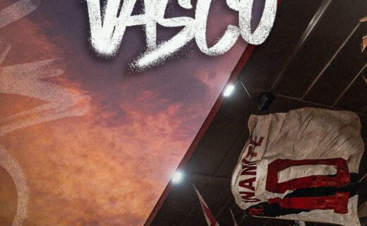 1. Placa com céu ao entardecer e torcida do Vasco.