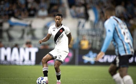 1. Jogador do Vasco com a bola em campo.