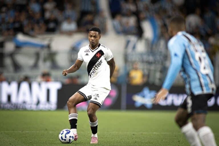 1. Jogador do Vasco com a bola em campo.
