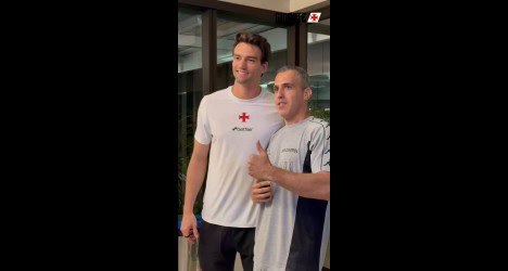 Homem com camisa do Vasco e outro com camiseta de time.