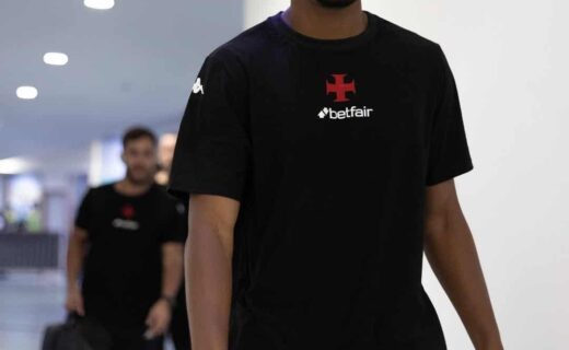 1. Jovem com fone de ouvido preto e uniforme preto.