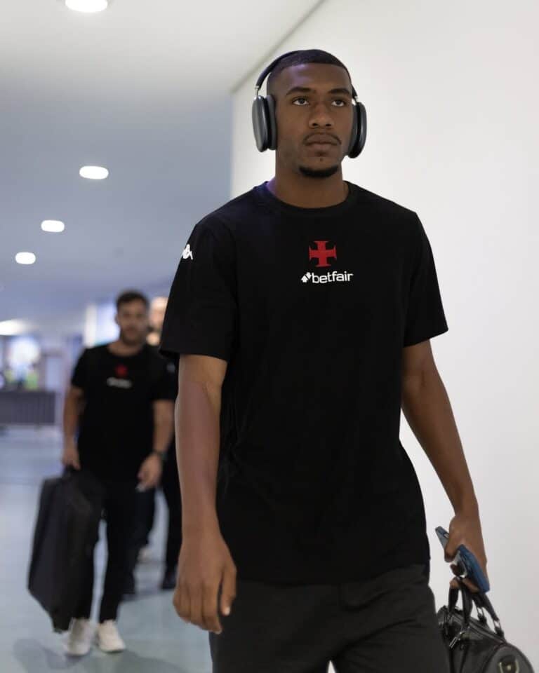 1. Jovem com fone de ouvido preto e uniforme preto.