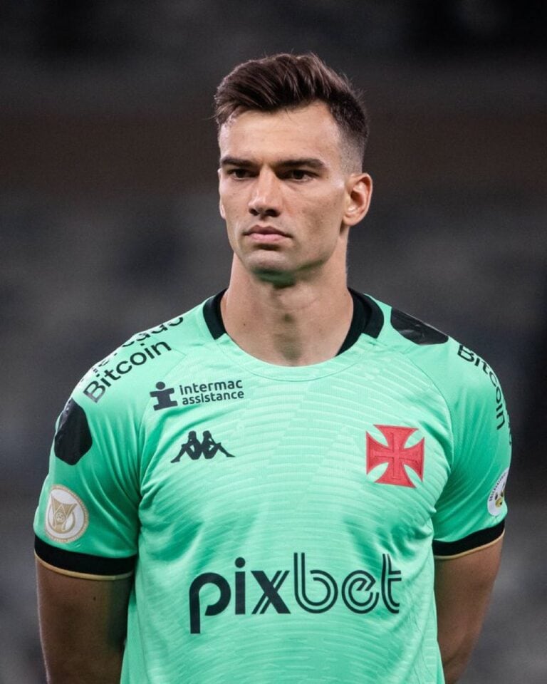 Jogador do Vasco com camisa verde e expressão séria.