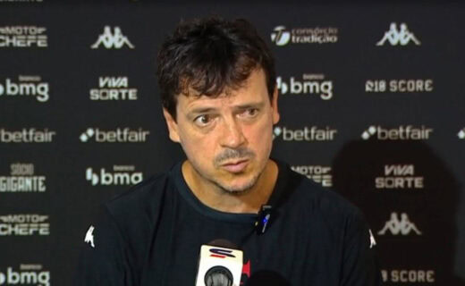 Homem falando em entrevista esportiva.