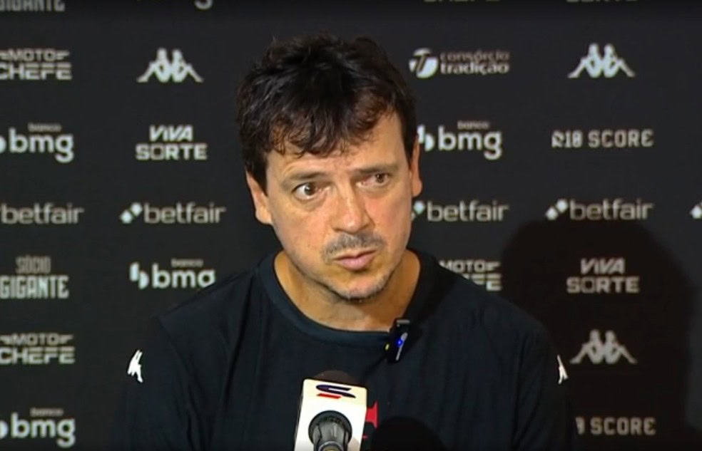 Homem falando em entrevista esportiva.