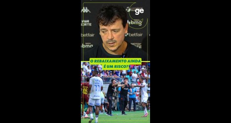 Futebol com treinador e jogadores em campo.