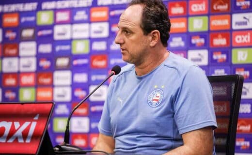 Treinador do Vasco durante coletiva de imprensa.