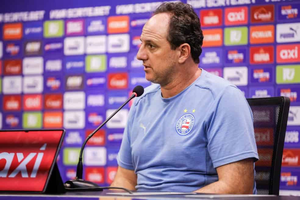 Treinador do Vasco durante coletiva de imprensa.