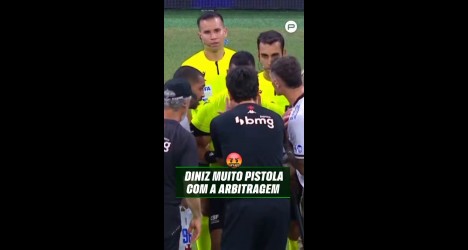 Árbitro Diniz conversando com jogadores do Vasco.