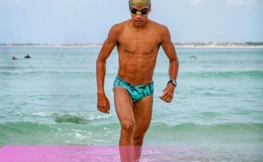 Nadador masculino na água do mar com óculos.