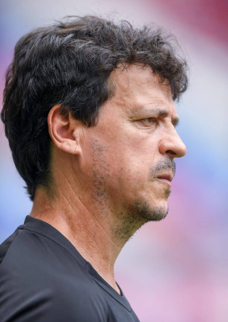 1. Treinador do Vasco em perfil lateral.