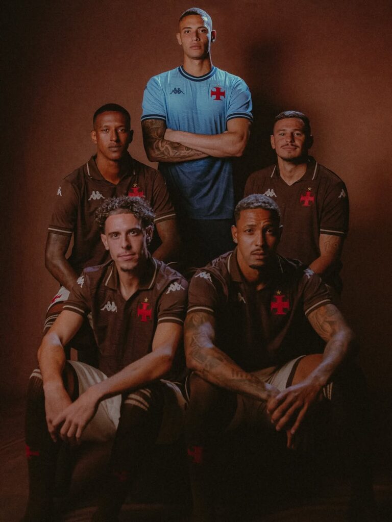 1. Jogadores do Vasco em uniforme oficial.