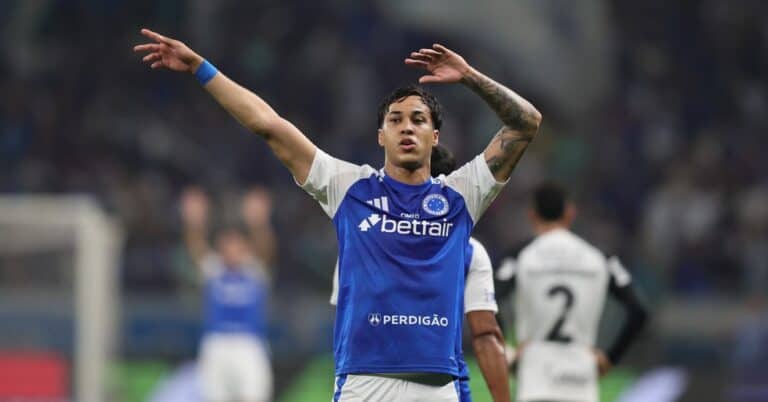 1. Jogador do Vasco comemorando na camisa azul.