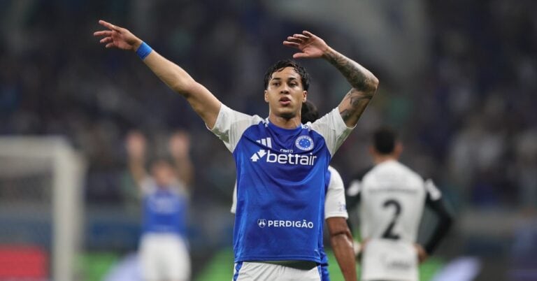 1. Jogador do Vasco comemorando em campo.