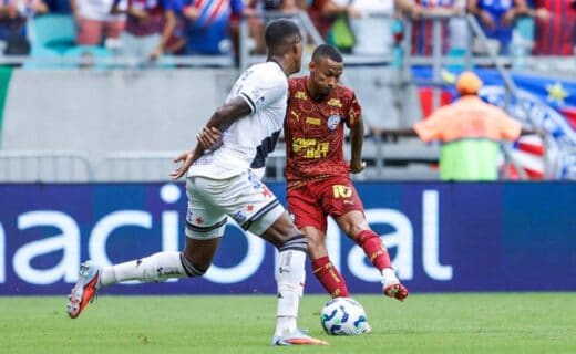 Jogadores de futebol em ação durante partida.