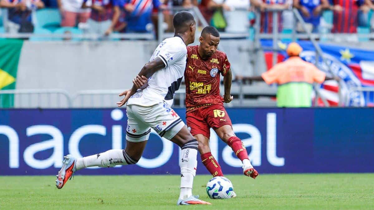 Jogadores de futebol em ação durante partida.
