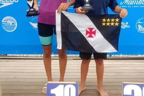 1. Jovens atletas comemoração no pódio.