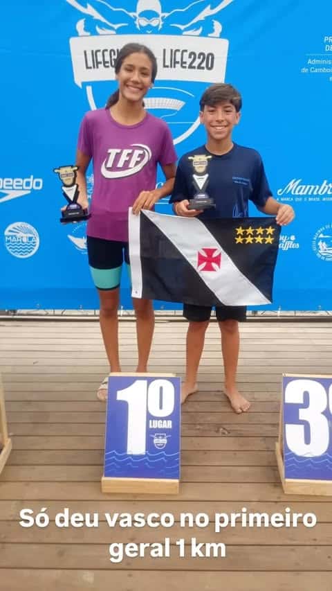 1. Jovens atletas comemoração no pódio.