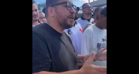Homem falando com torcedores do Vasco.