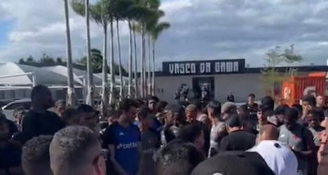 Multidão de torcedores em frente ao estádio Vasco da Gama.