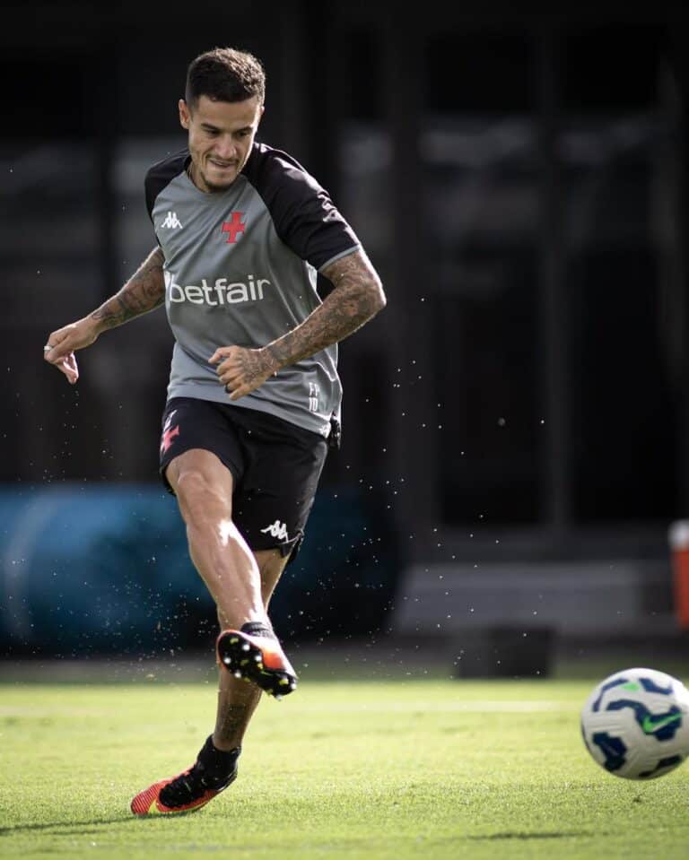 1. Jogador do Vasco treinando, chute na bola.